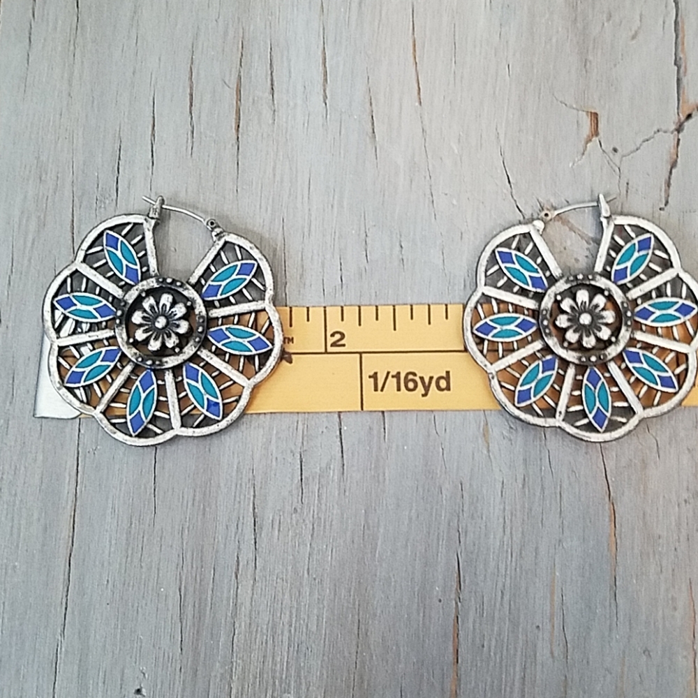 Flower hoop earrings - Picture 3 of 3